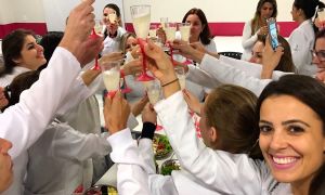 Alunas de Enfermagem Estética de Curitiba festejam o término da pós-graduação